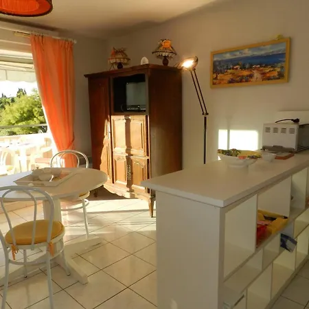 Apartment Le Lavandou, 1 Piece, 4 Personnes - Fr-1-251-684 Le Lavandou